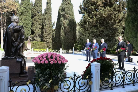 Səhiyyə Nazirliyinin rəhbərliyi akademik Zərifə Əliyevanın xatirəsini yad edib