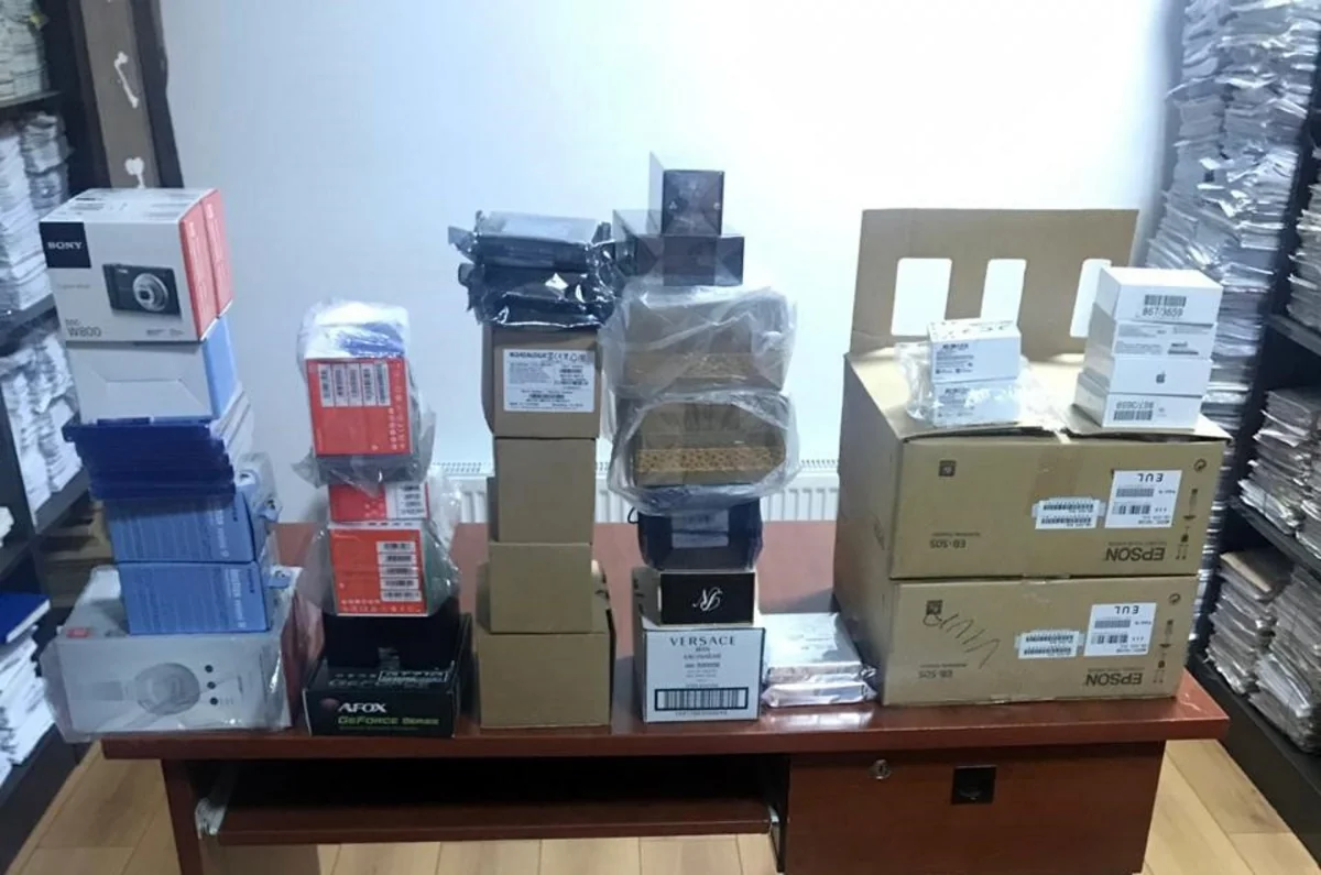 Dubaydan Bakıya külli miqdarda elektronika malları və ətirlərin qanunsuz gətirilməsinin qarşısı alınıb