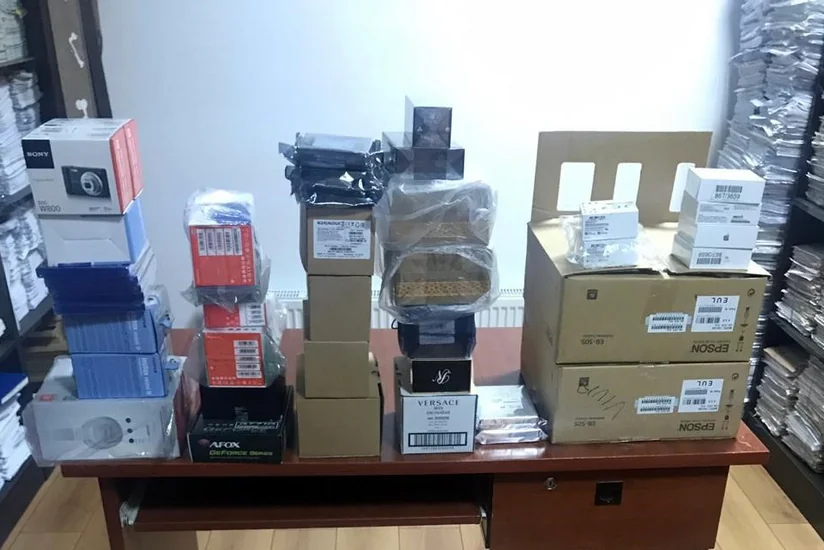 Dubaydan Bakıya külli miqdarda elektronika malları və ətirlərin qanunsuz gətirilməsinin qarşısı alınıb