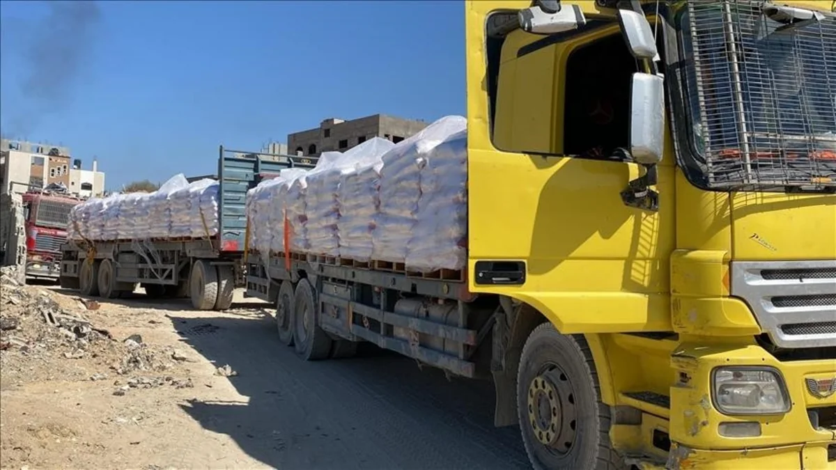 İsrail: Qəzzaya humanitar yardım daşıyan ilk beş yük maşını buraxılıb