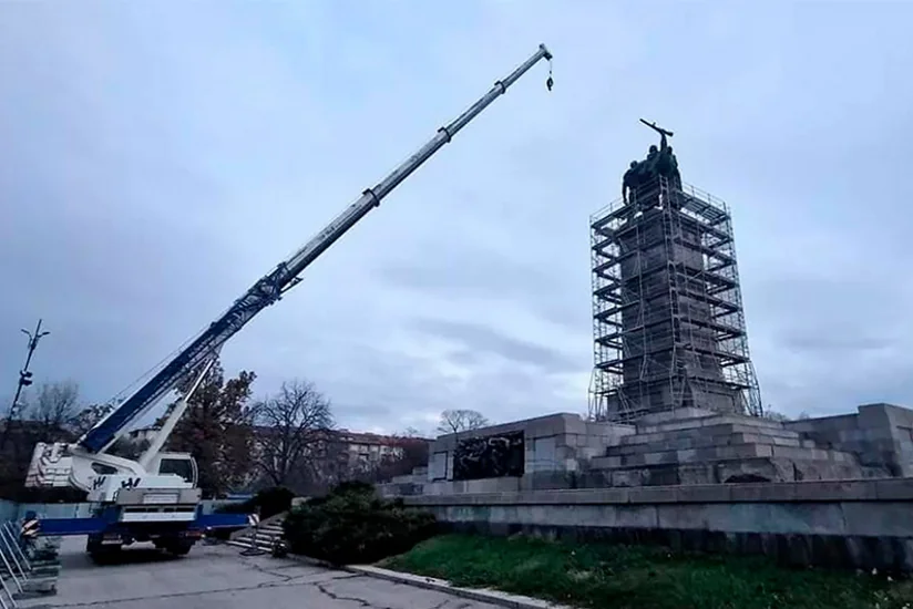 В Болгарии начались работы по демонтажу памятника Советской армии