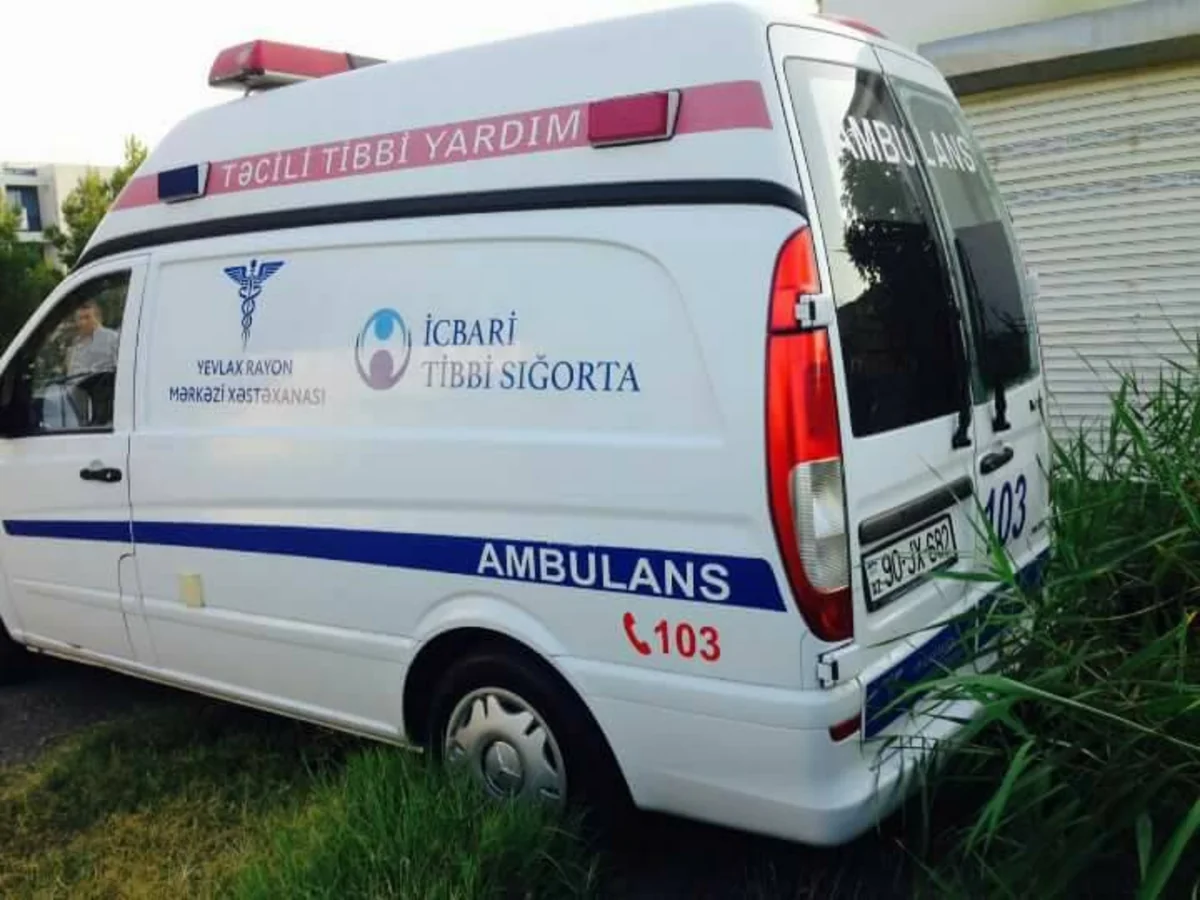 Yevlax xəstəxanasından xəstələri təxliyyə edən ambulans Mingəçevirdə qəzaya düşüb