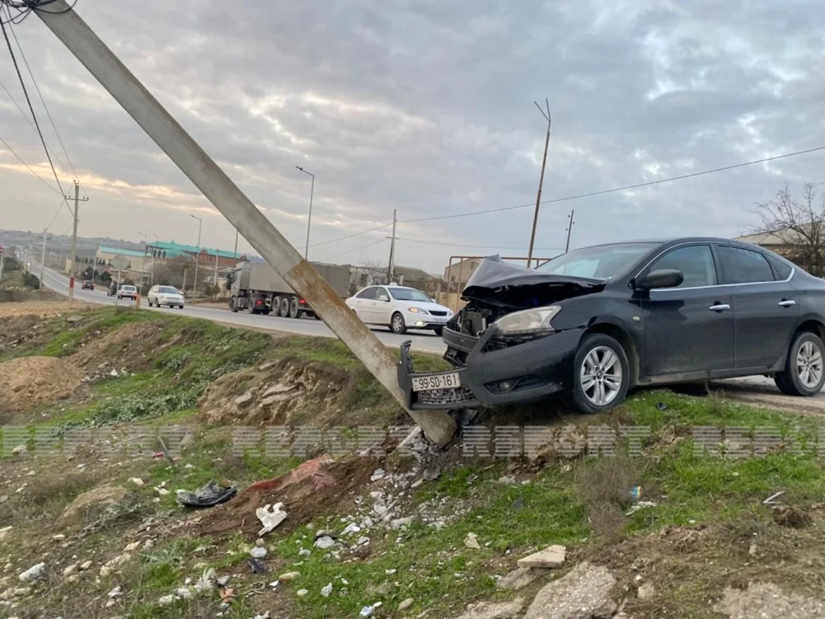 В Баку автомобиль врезался в столб