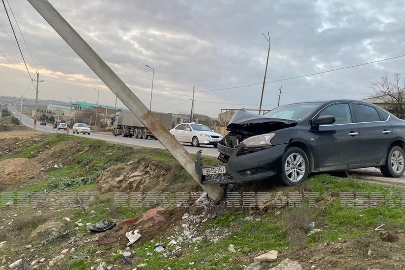 Bakıda sürücü idarəetməni itirərək işıq dirəyinə çırpıldı
