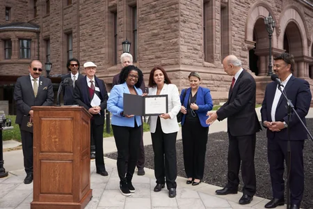 Ontario parlamentinin önündə Azərbaycan Bayrağı qaldırılıb