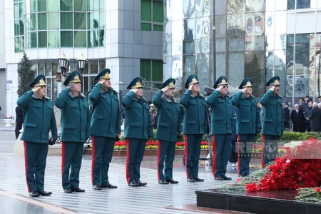 Представители Минобороны и ГПС посетили памятник Крик матери