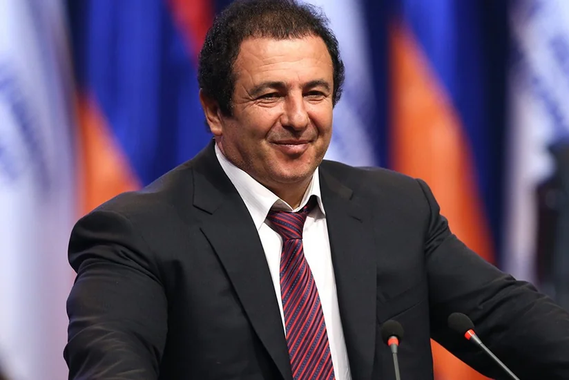 Milyarder deputat Ermənistan hökumətini sərt tənqid etdi