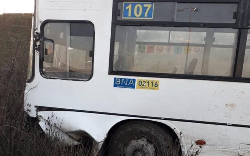 Bakıda marşrut avtobusu qəzaya uğrayıb, xəsarət alanlar var