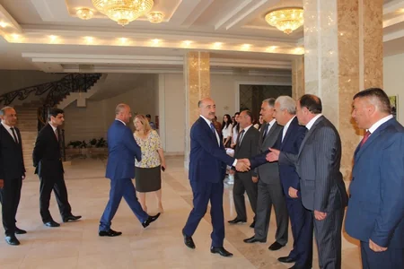 İsmayıllı sakinləri nazirdən yaradıcılıq evinin dam örtüyünün dəyişdirilməsini xahiş ediblər
