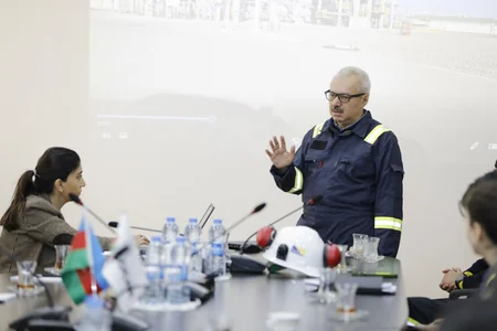 Könüllülər Heydər Əliyev adına Neft Emalı Zavoduna səfər ediblər