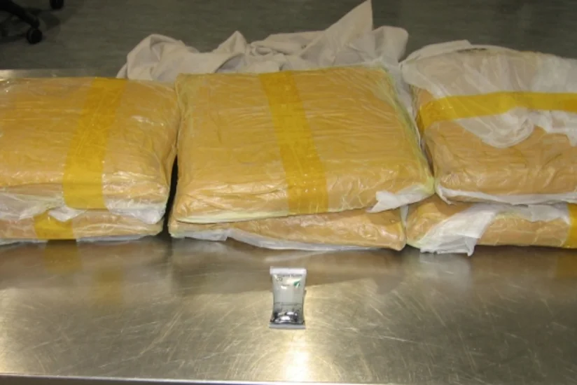 Biləsuvarda yol kənarında polis əməkdaşları 5 kiloqrama yaxın heroin aşkar edib