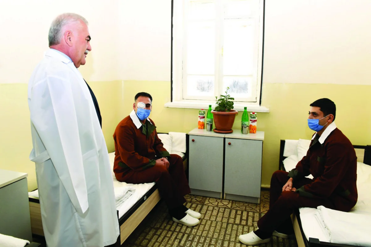 Vasif Talıbov yaralı hərbçilərlə görüşüb