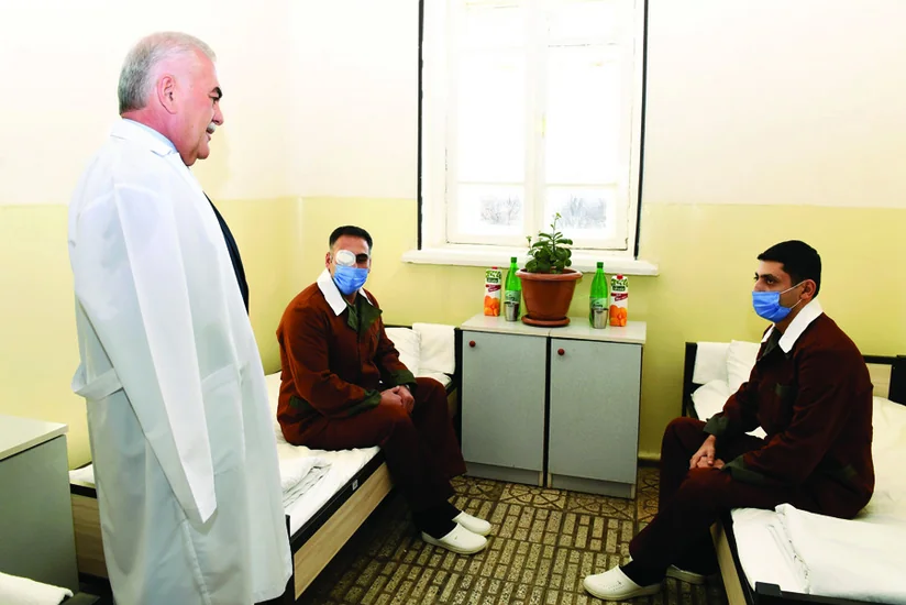 Vasif Talıbov yaralı hərbçilərlə görüşüb