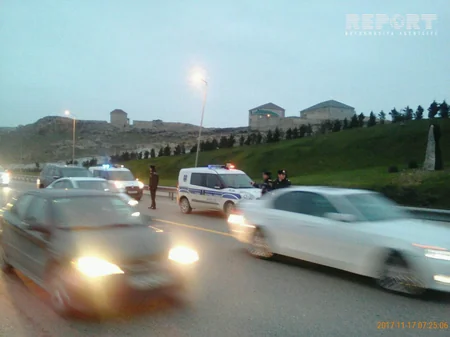 Bakıda maşının vurduğu piyadanın əli və ayağı qoparaq yol kənarına düşüb - FOTO