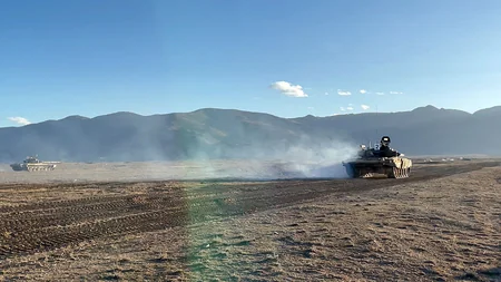 Azerbaijani Defense Minister watches exercises in commando units, gives additional instructions 