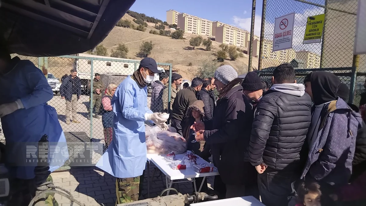 Сотрудники МЧС Азербайджана развернули полевую кухню в Кахраманмараше