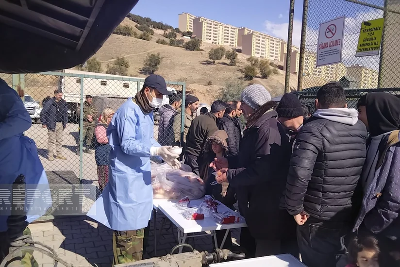 Сотрудники МЧС Азербайджана развернули полевую кухню в Кахраманмараше