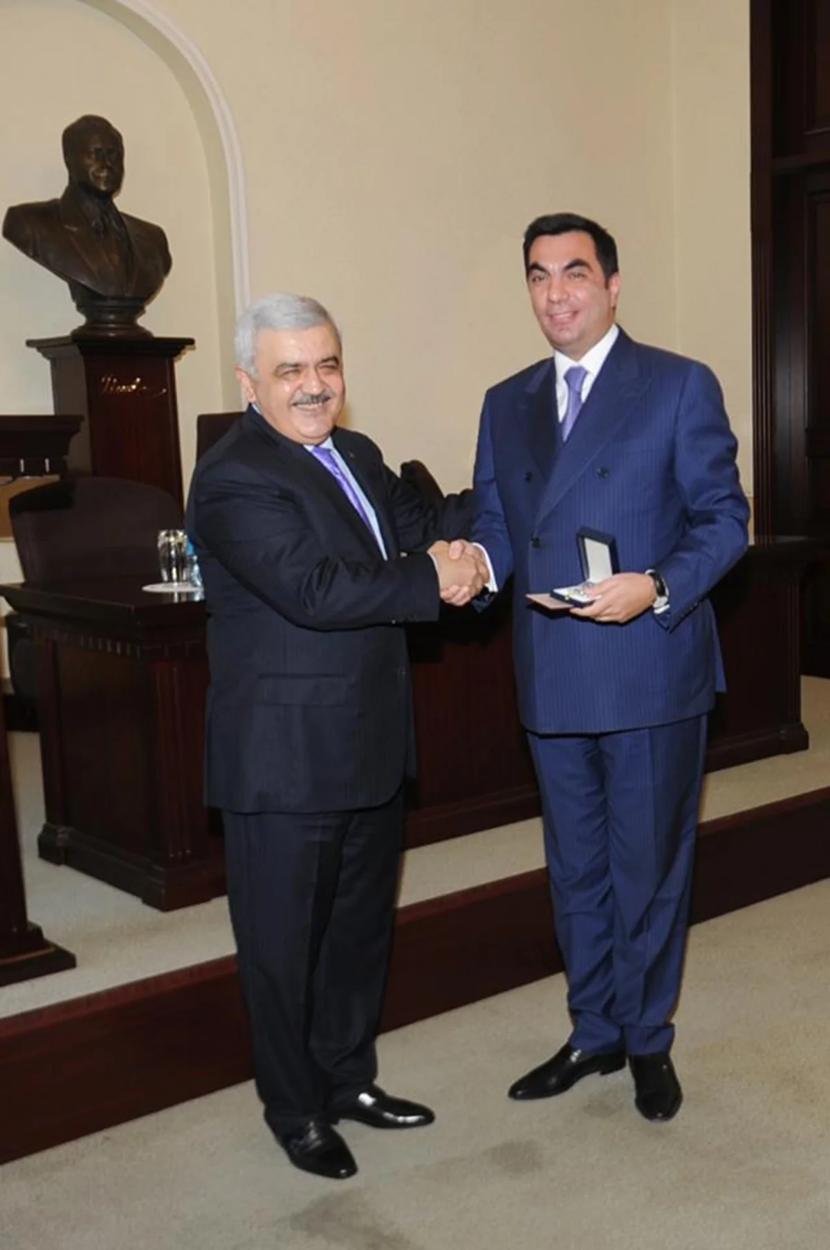 ​Bakı Ali Neft Məktəbinin rektoru Elmar Qasımova “Əməkdar müəllim” medalı və vəsiqəsi təqdim olunub