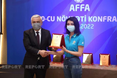 Rövnəq Abdullayev könüllüləri mükafatlandırıb