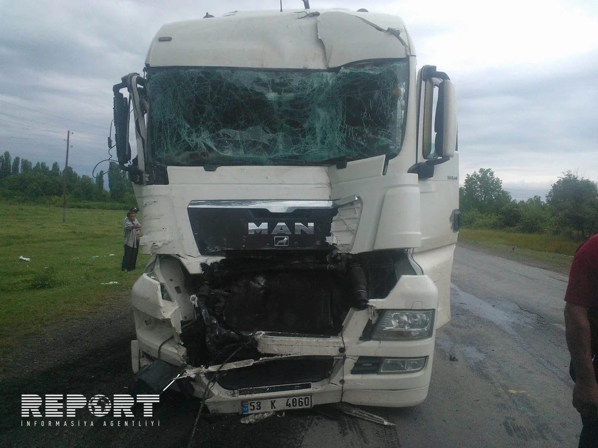 ​Следующие из Турции грузовики потерпели аварию в Гахе, один из водителей тяжело ранен - ФОТО