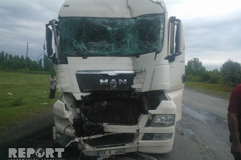 Türkiyədən gələn yük maşınları​ Qaxda qəzaya uğrayıb, sürücülərdən biri ağır xəsarət alıb - FOTO