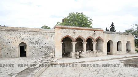 Jurnalistlər Pənahəli xanın sarayının yerləşdiyi imarət kompleksində olub