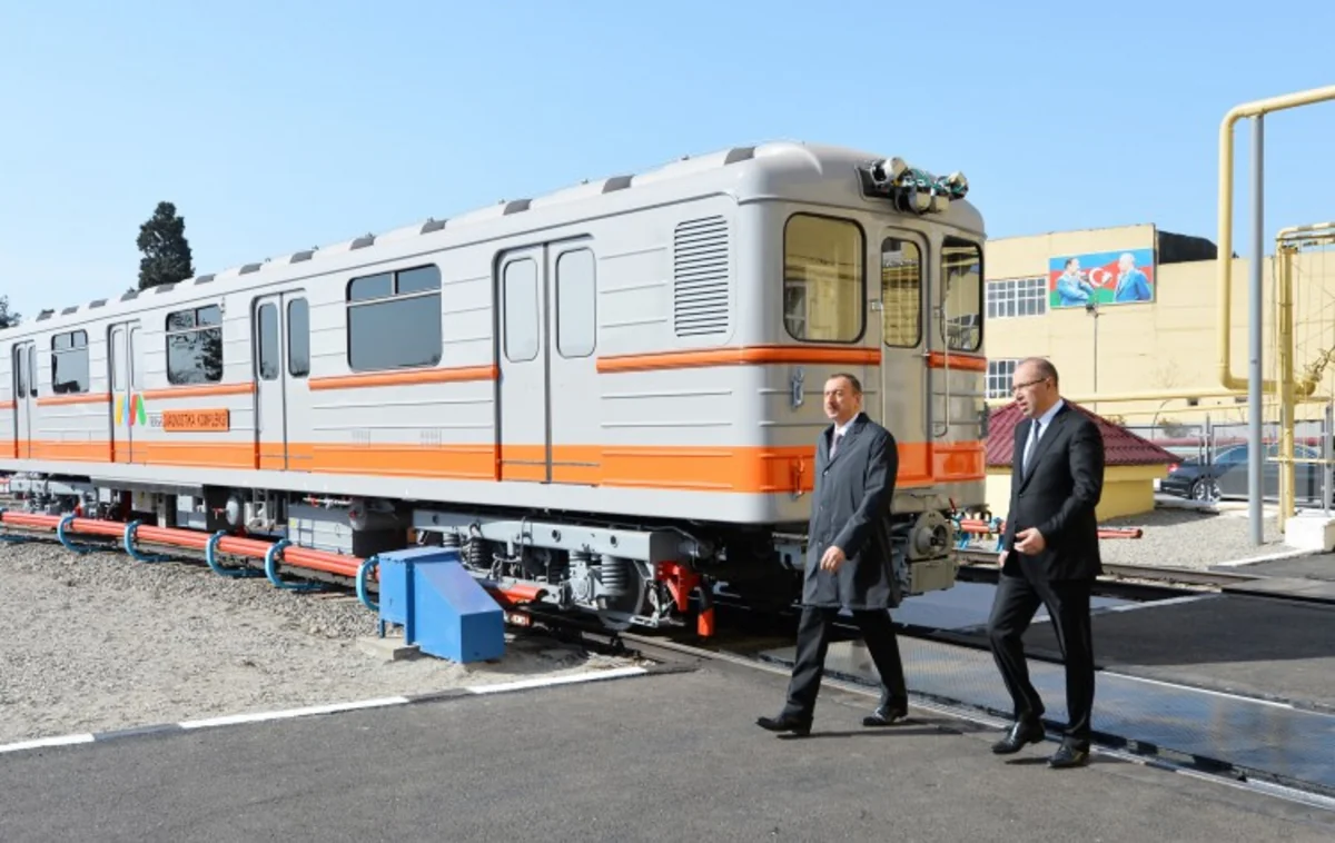 Prezident İlham Əliyev paytaxta gətirilən yeni metro qatarlarında yaradılan şəraitlə tanış olub