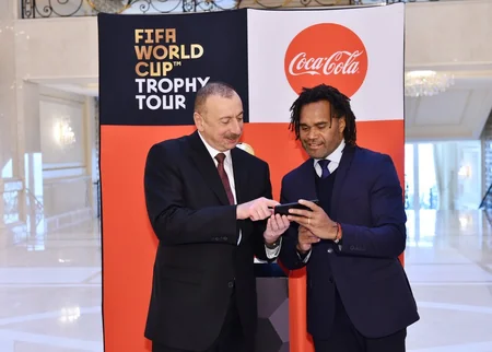 Futbol üzrə dünya çempionatının Kubokunun əsli Prezident İlham Əliyevə təqdim edilib - YENİLƏNİB