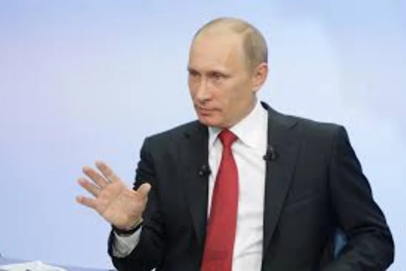 Путин призвал естественных монополистов вести себя скромнее