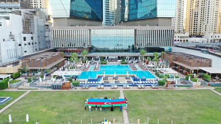 Cıdır düzündə dalğalandırılmış Azərbaycan bayrağı Dubayın mərkəzində