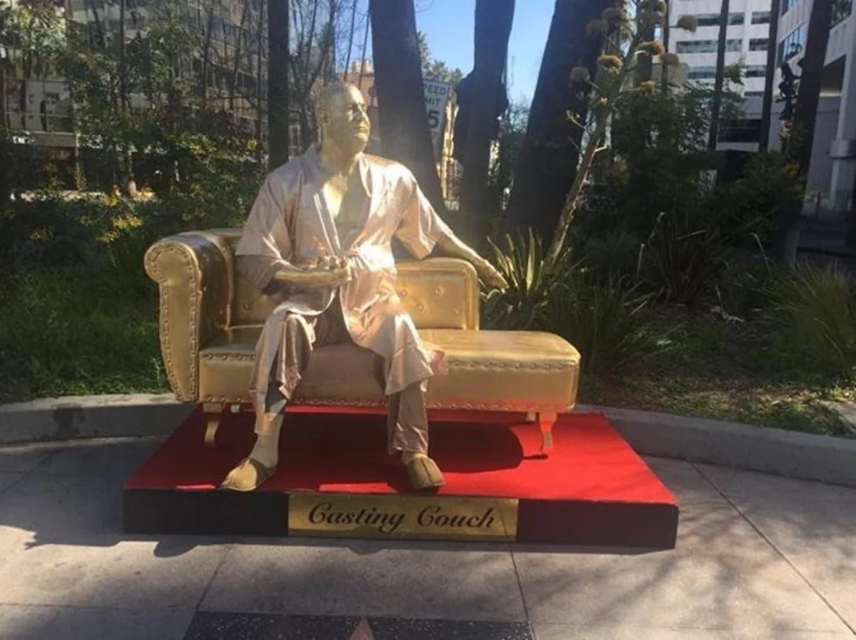 В Голливуде установили статую Вайнштейна