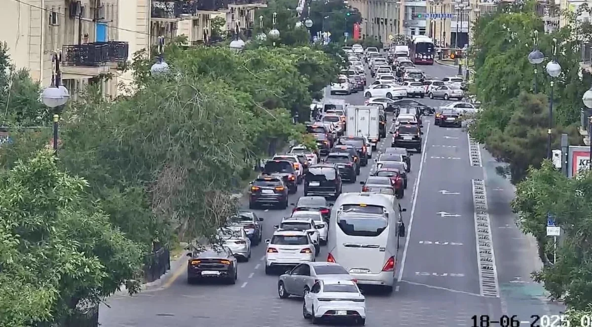 Bakının bir sıra yollarında tıxac yaranıb – SİYAHI