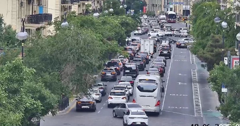 В Баку на ряде улиц и проспектов наблюдаются пробки