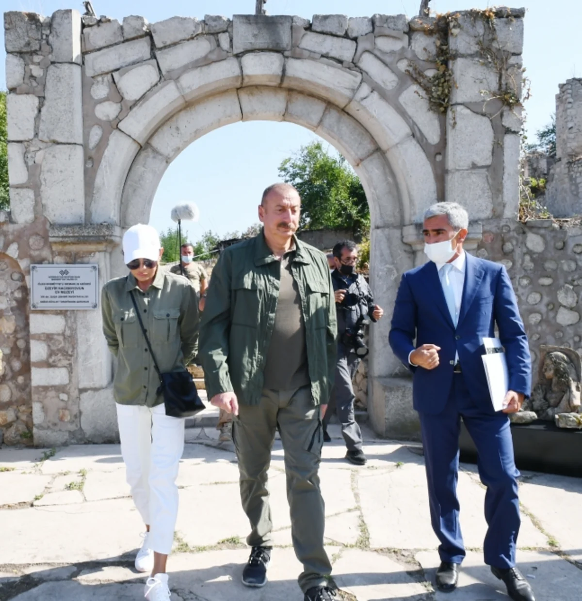 Azərbaycan Prezidenti Üzeyir Hacıbəylinin Şuşadakı ev-muzeyində aparılacaq işlərlə tanış olub