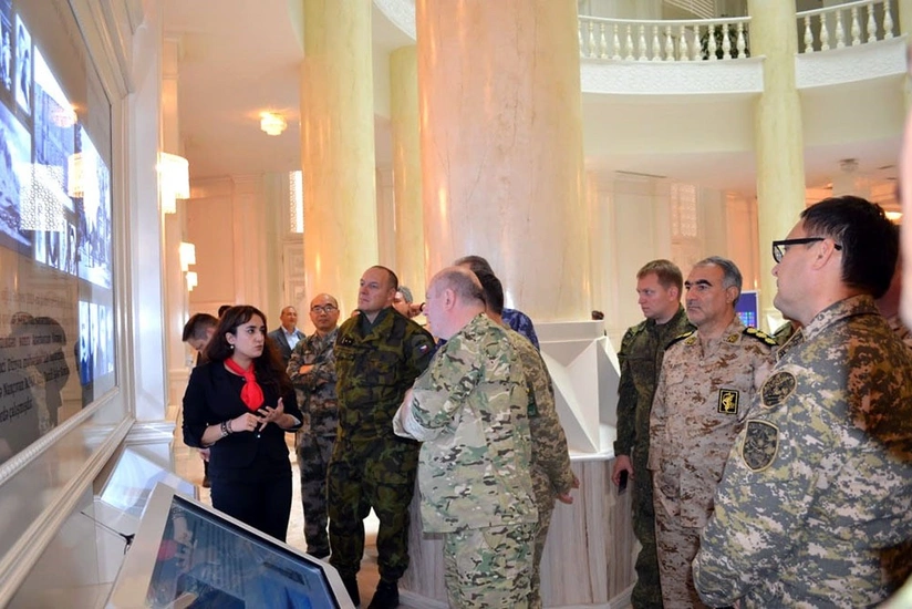 Военные атташе зарубежных стран в Азербайджане посетили воинскую часть