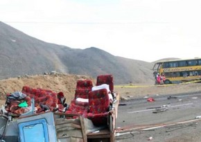 Peruda avtobus uçurumdan düşüb, azı 15 nəfər ölüb