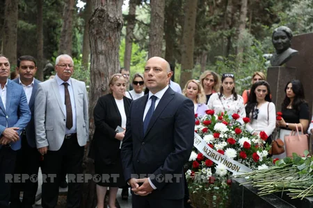 Üzeyir Hacıbəylinin məzarı ziyarət olunub