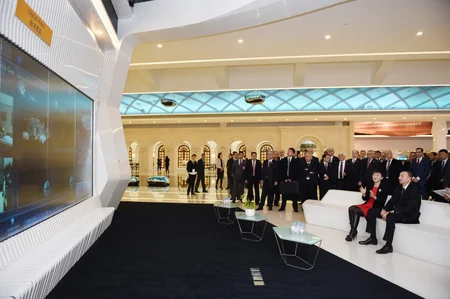 Prezident İlham Əliyev “Huawei” şirkətinin Pekindəki Sərgi Mərkəzində olub