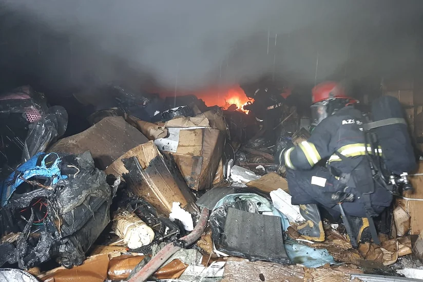 Пожар в многоэтажном жилом доме в Баку потушен