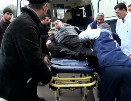 Kürdəmirdə avtomobil yoldan çıxaraq dərəyə yuvarlanıb