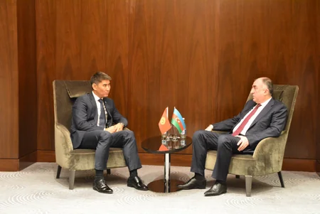 Elmar Məmmədyarov qırğız həmkarı ilə görüşüb