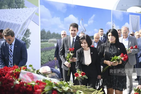 Anım Günü ilə əlaqədar Zəfər parkına ziyarət başlayıb