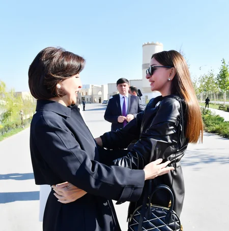 TDT ölkələrinin birinci xanımları “Əbədi şəhər” tarixi-etnoqrafik kompleksi ilə tanış olub