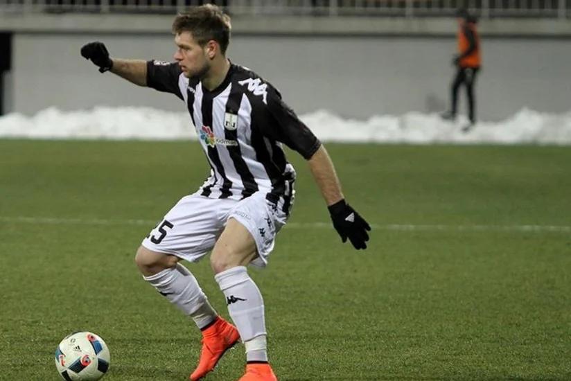 Neftçinin futbolçusu: FİFA referisi düzgün görməli, 9 metr əvəzinə 12 metr saymamalıdır