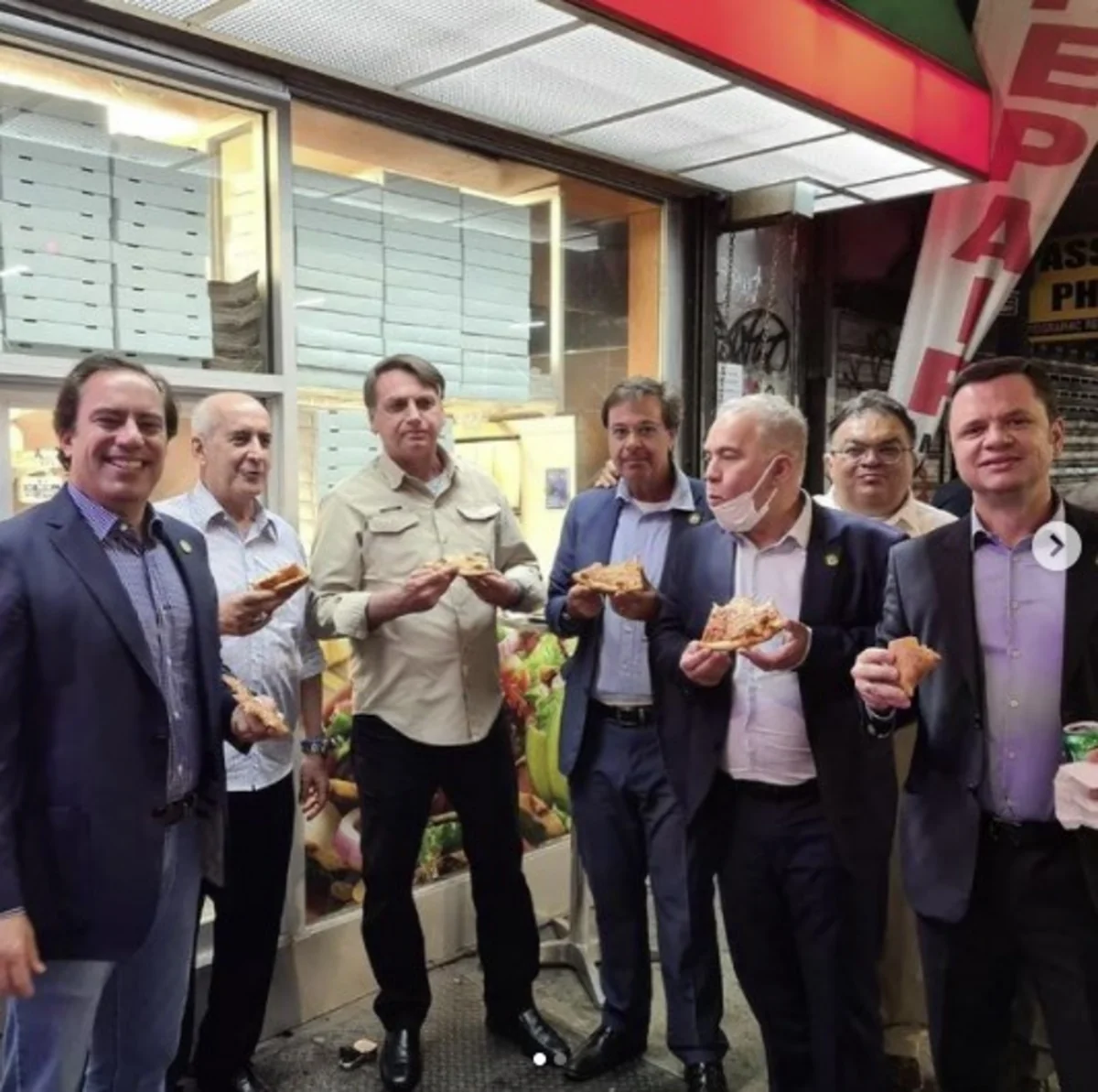 Braziliya Prezidenti peyvənd olunmadığından yeməyi küçədə yeyib