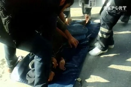 Bakıda dönərxana kuryeri idarə etdiyi mopedlə mikroavtobusa çırpılıb - FOTO - VİDEO