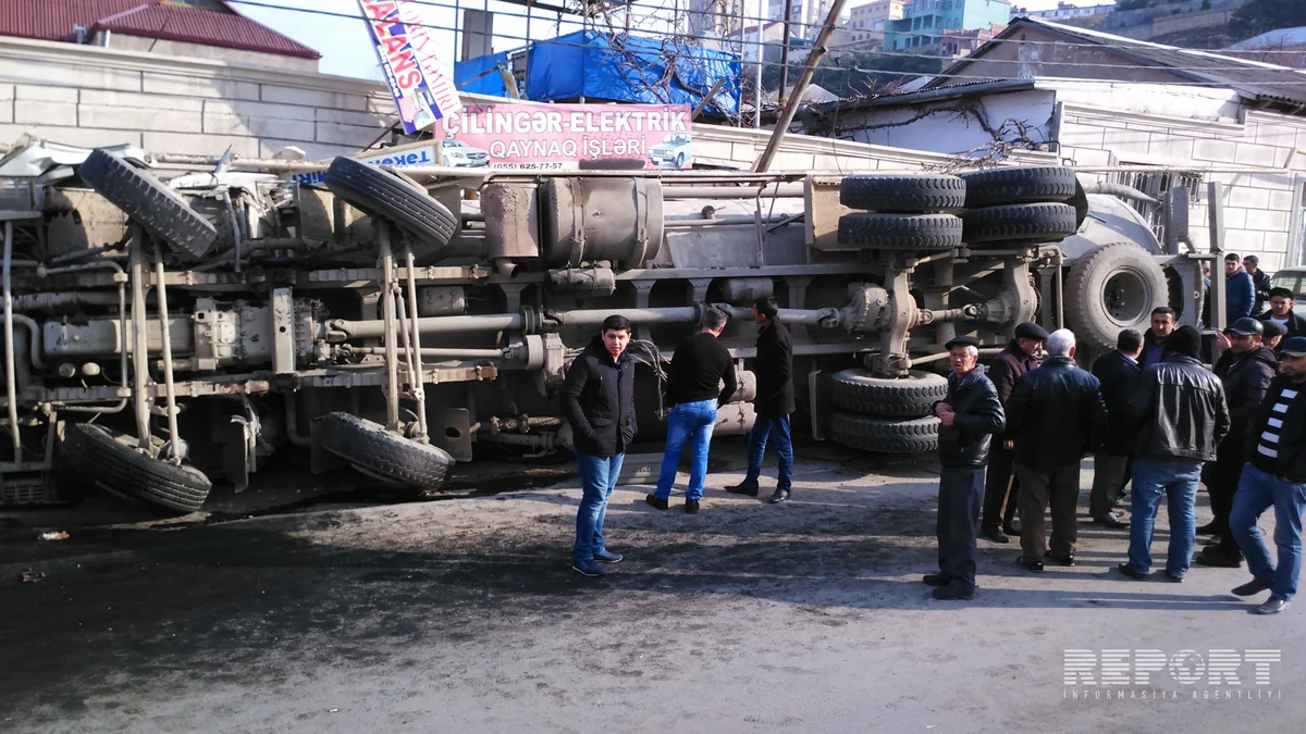 Bakıda sürücünün yatması nəticəsində betonqarışdıran maşın aşıb - FOTO