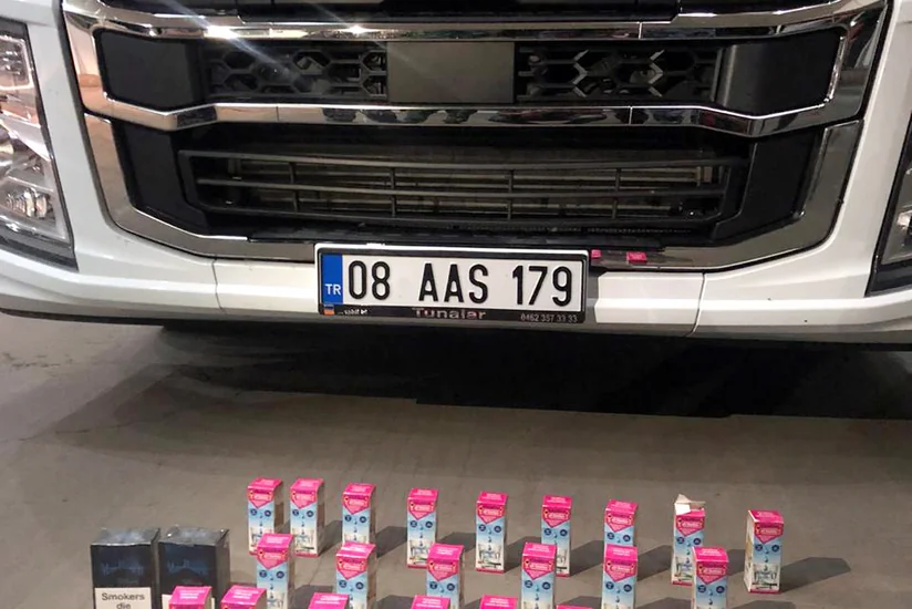 Gömrükçülər dərman preparatları, ehtiyat hissəsi və siqaretlər aşkarlayıb