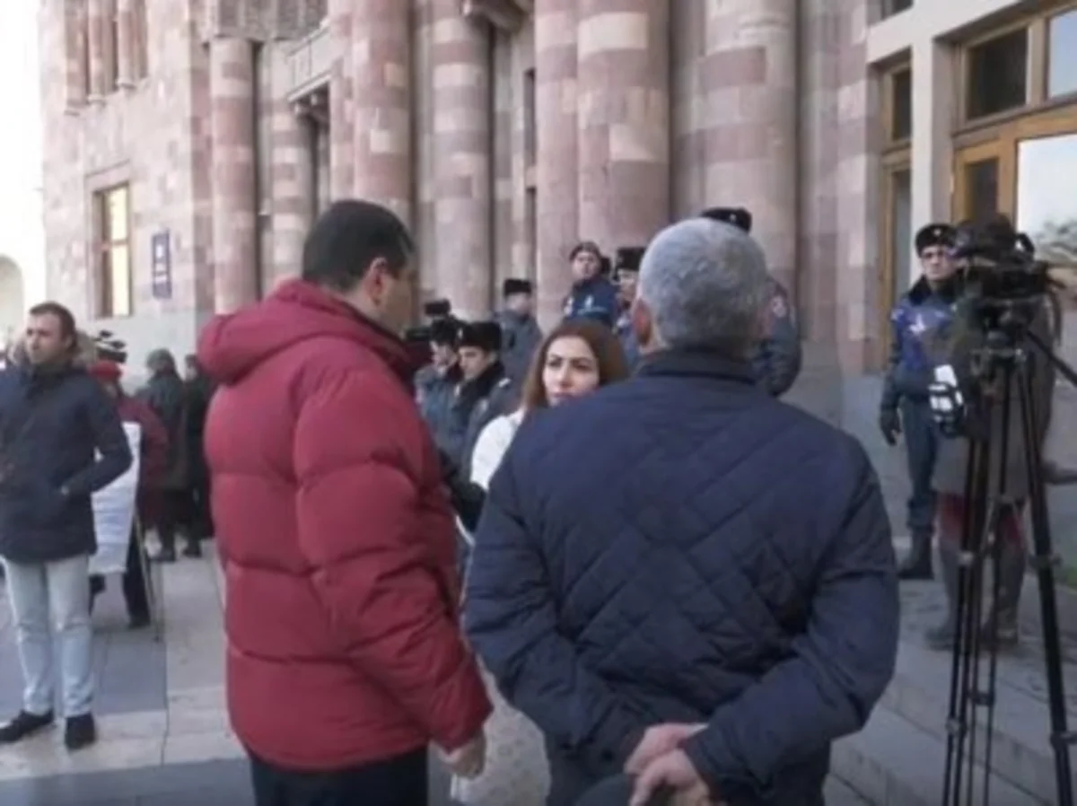 Ermənistanda hökumət binasının qarşısında etiraz aksiyası keçirilib