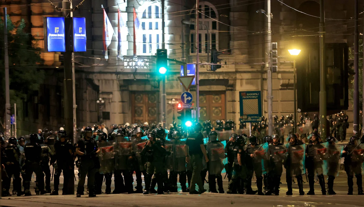 Serbiyada etiraz aksiyaları zamanı 6 polis əməkdaşı yaralanıb